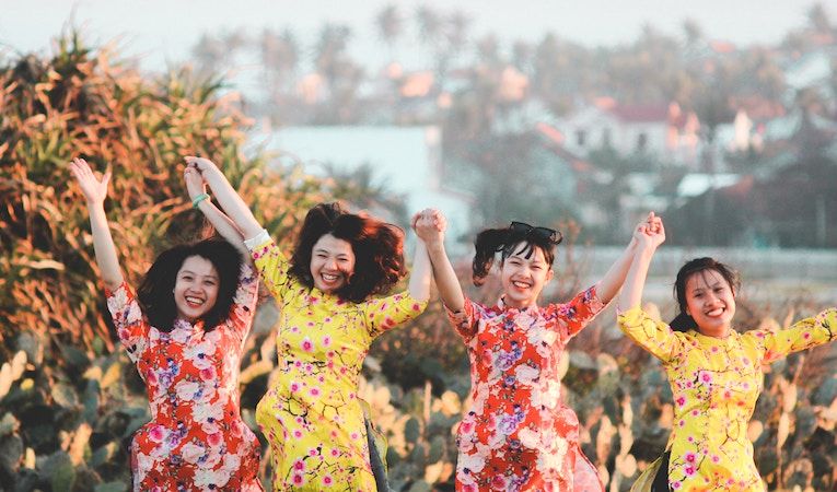 vietnamese women cheering